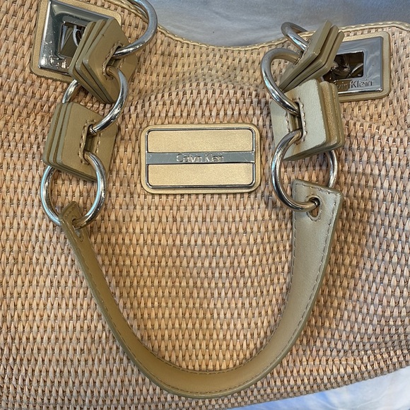 Calvin Klein summer straw bag with gold interior and chain handles - Picture 7 of 10